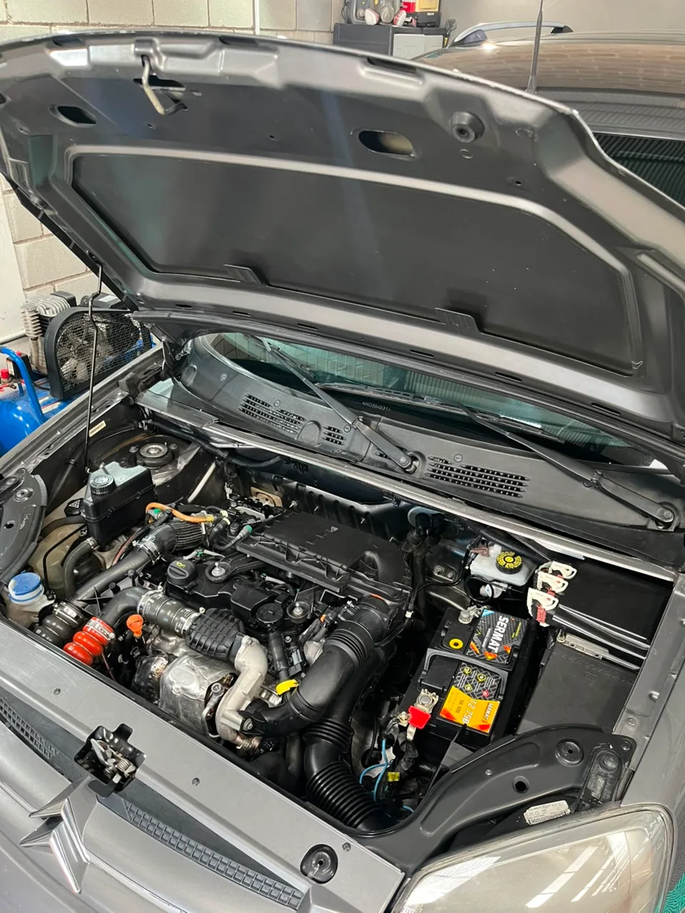Motor después del lavado con caldera: compartimento desengrasado y plásticos restaurados