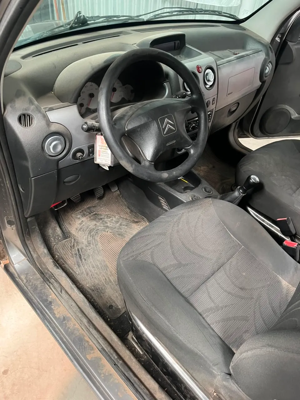 Interior antes: alfombras y tablero con suciedad incrustada