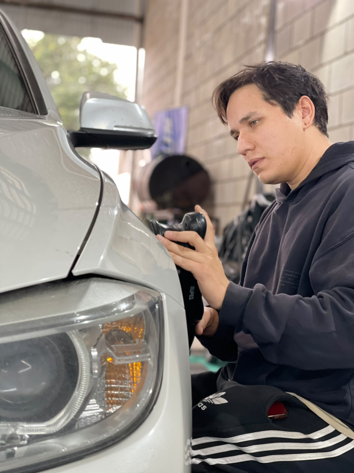 Diego inspeccionando un BMW